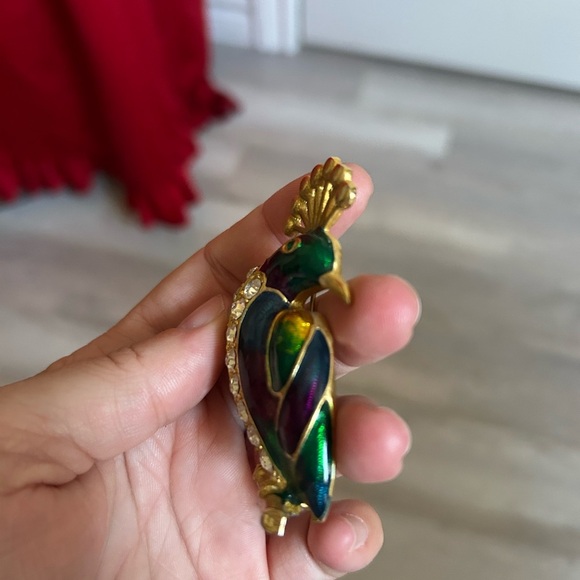 4/$50 Parrot hard enamel bird vintage brooch 😍 - Picture 4 of 11